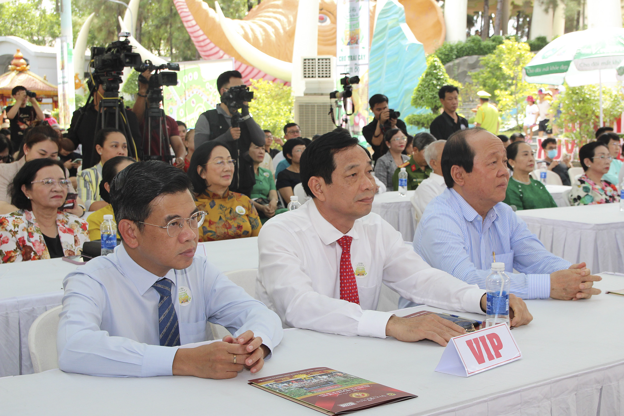 Anh hùng Lao động Đinh Văn Vui (bên phải), CTHĐQT Công ty CP DLVH Suối Tiên tại Lễ khai mạc Lễ hội Trái cây nam Bộ.